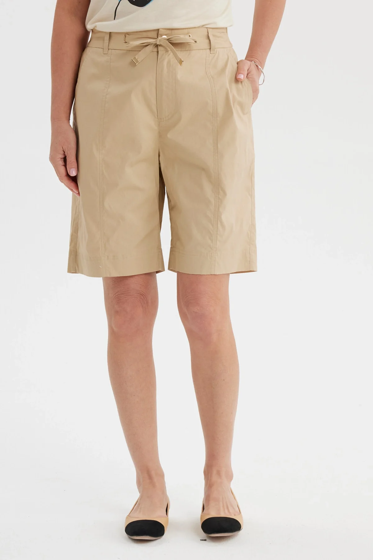Bermuda Mujer Con Cortes Y Apertura Beige