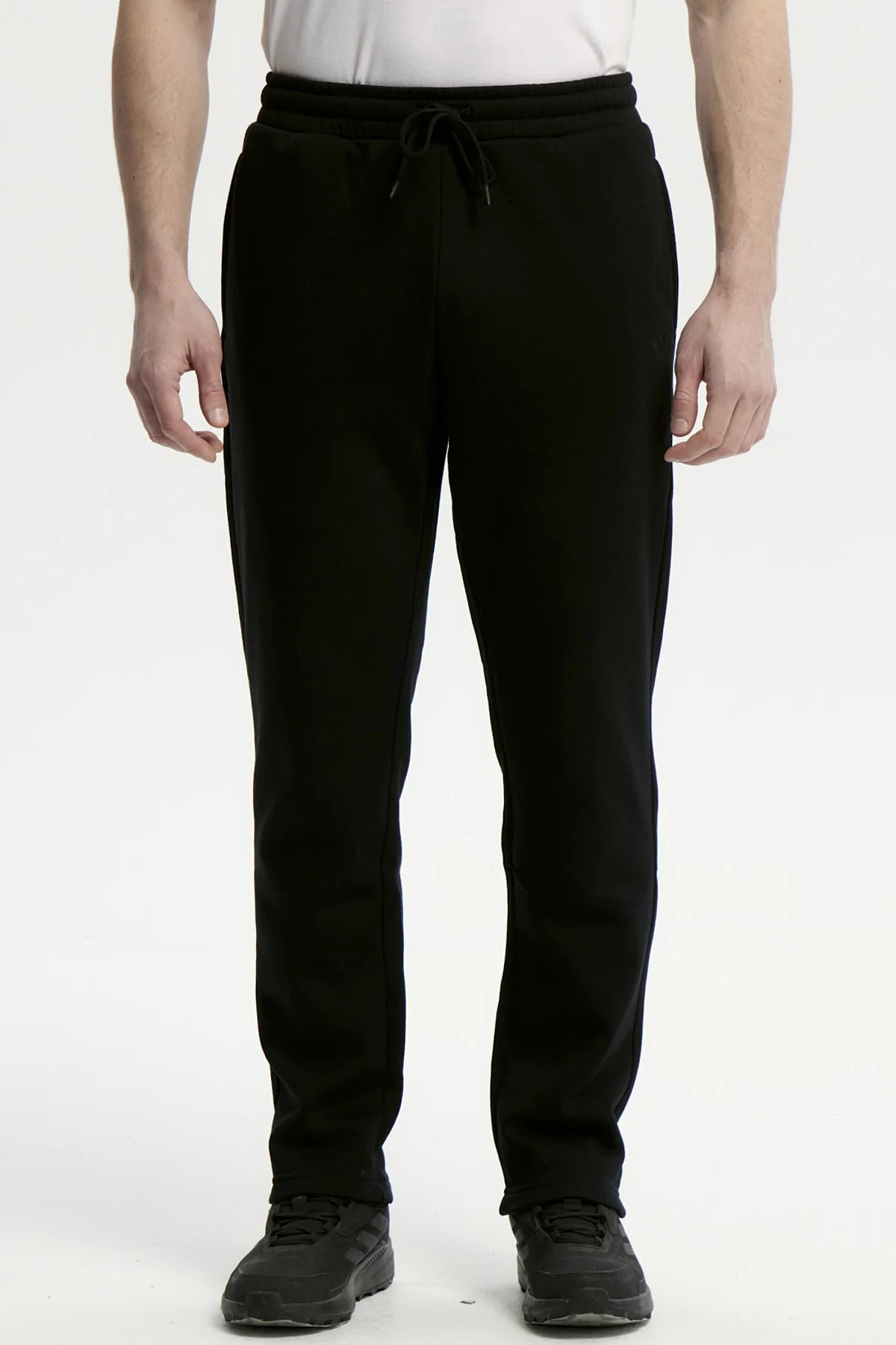 Pantalón Buzo Hombre Calce Recto Negro