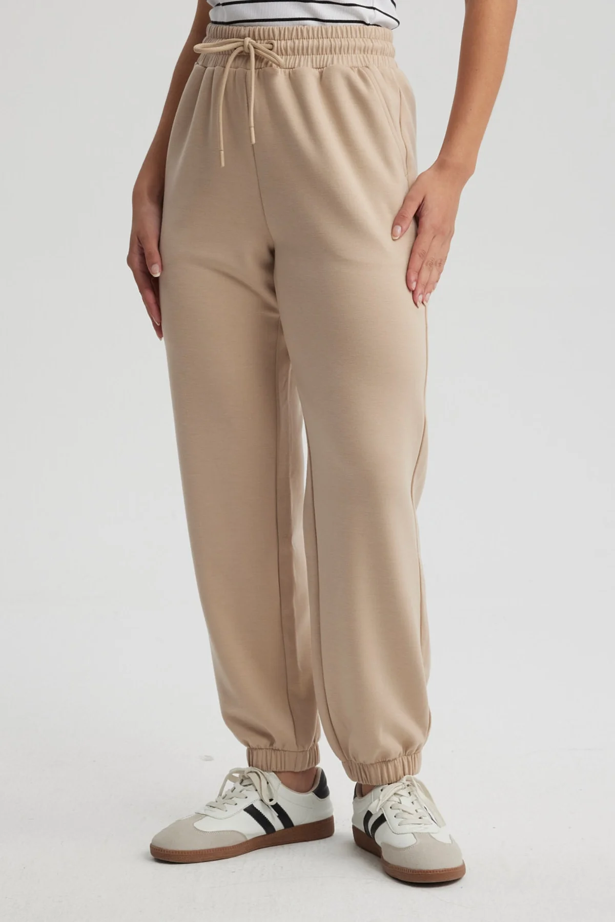 Pantalón Buzo Mujer Jogger Beige - Image 2