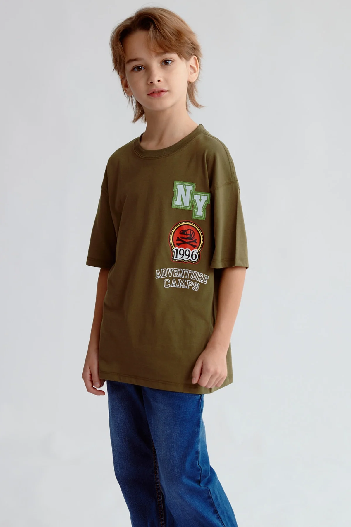 Polera Niño Bordado y Parche Verde Militar