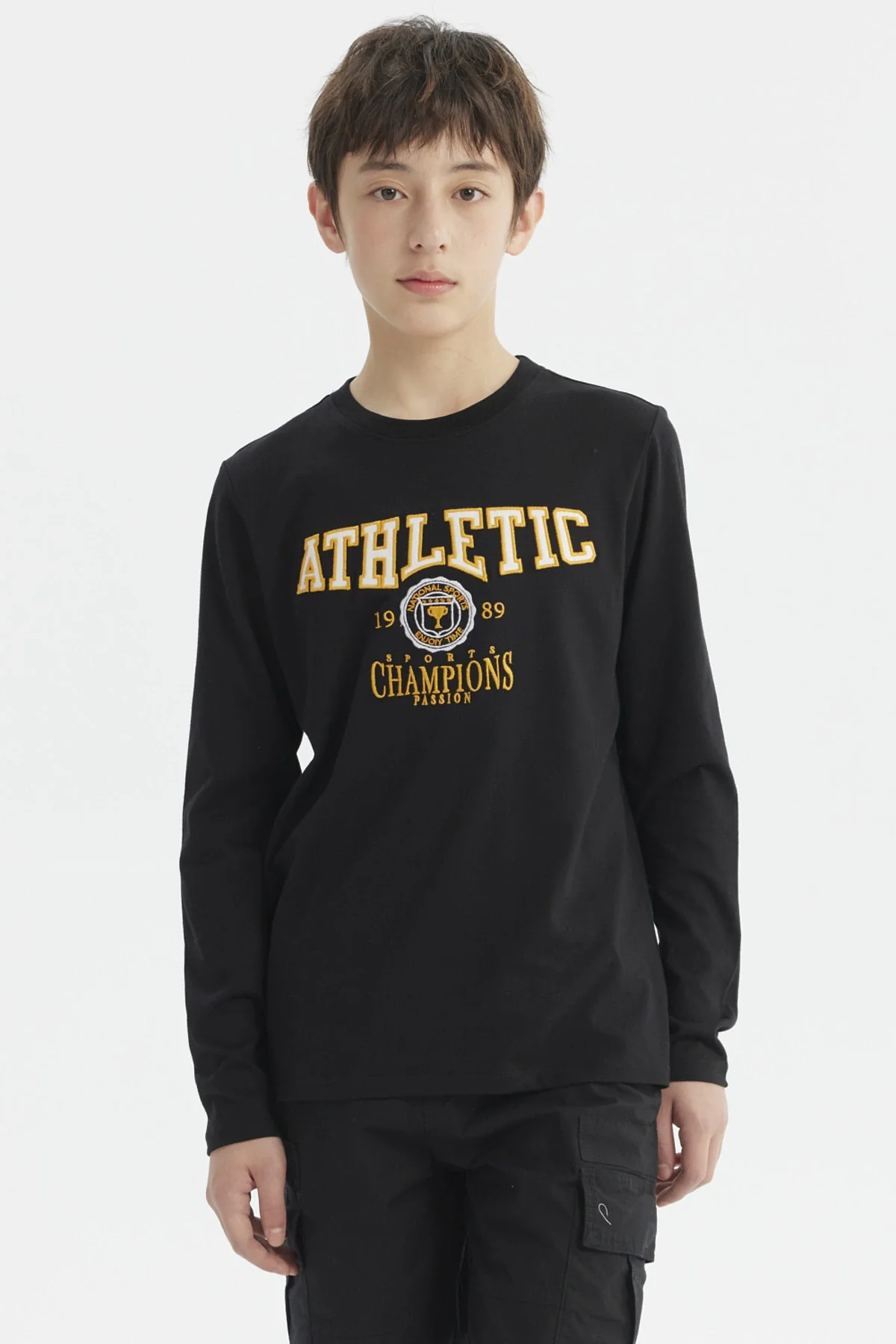 Polera Niño Print Bordado College Negro