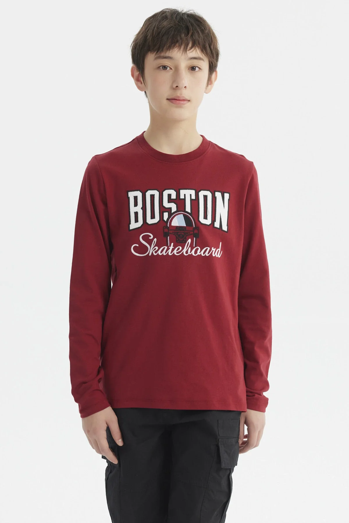 Polera Niño Print Bordado College Rojo Oscuro