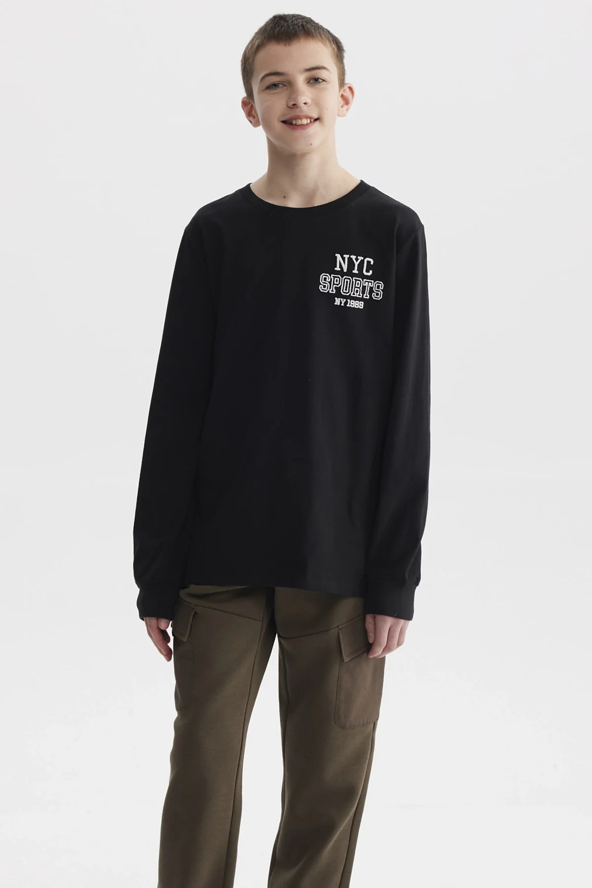 Polera Niño Puño Y Print Negro